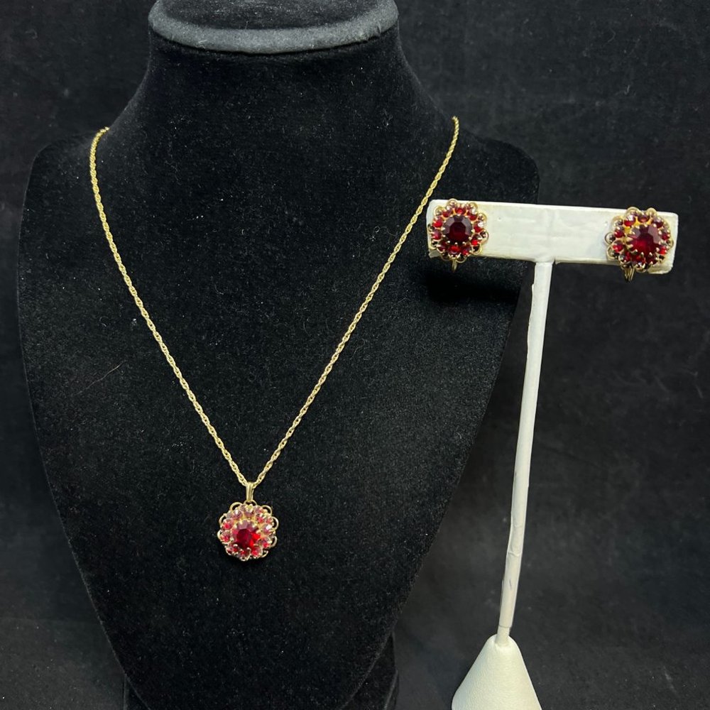 Avon Gold Tone Rope Chain Necklace W/Red Glass Rhinestone Clip On Earrings (4016